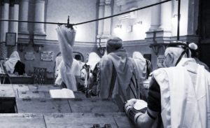 Imádkozó férfiak a zsinagógában